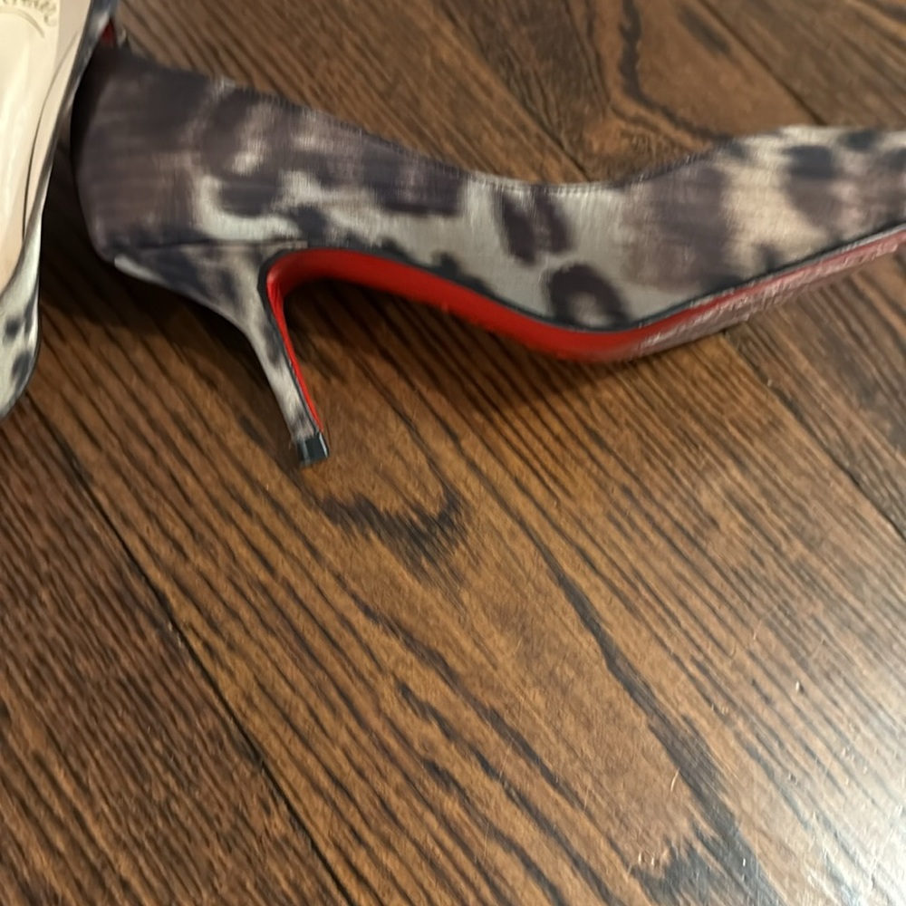 Christian Louboutin Peep-Toe Pumps in Gray Pattern - Picture 3 of 4